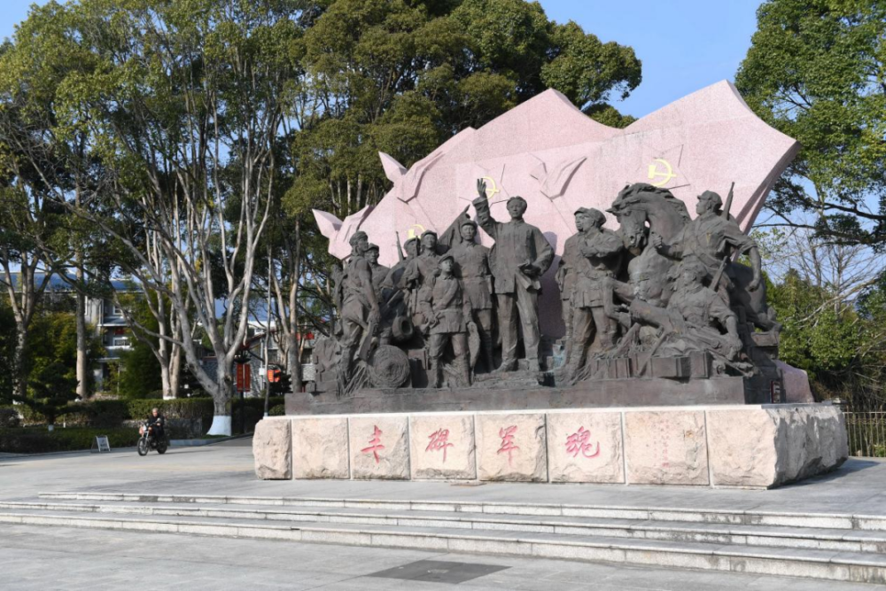 古田會議紀(jì)念館前的“豐碑軍魂”雕塑群（ 2021年1月25日攝）。新華社記者林善傳攝